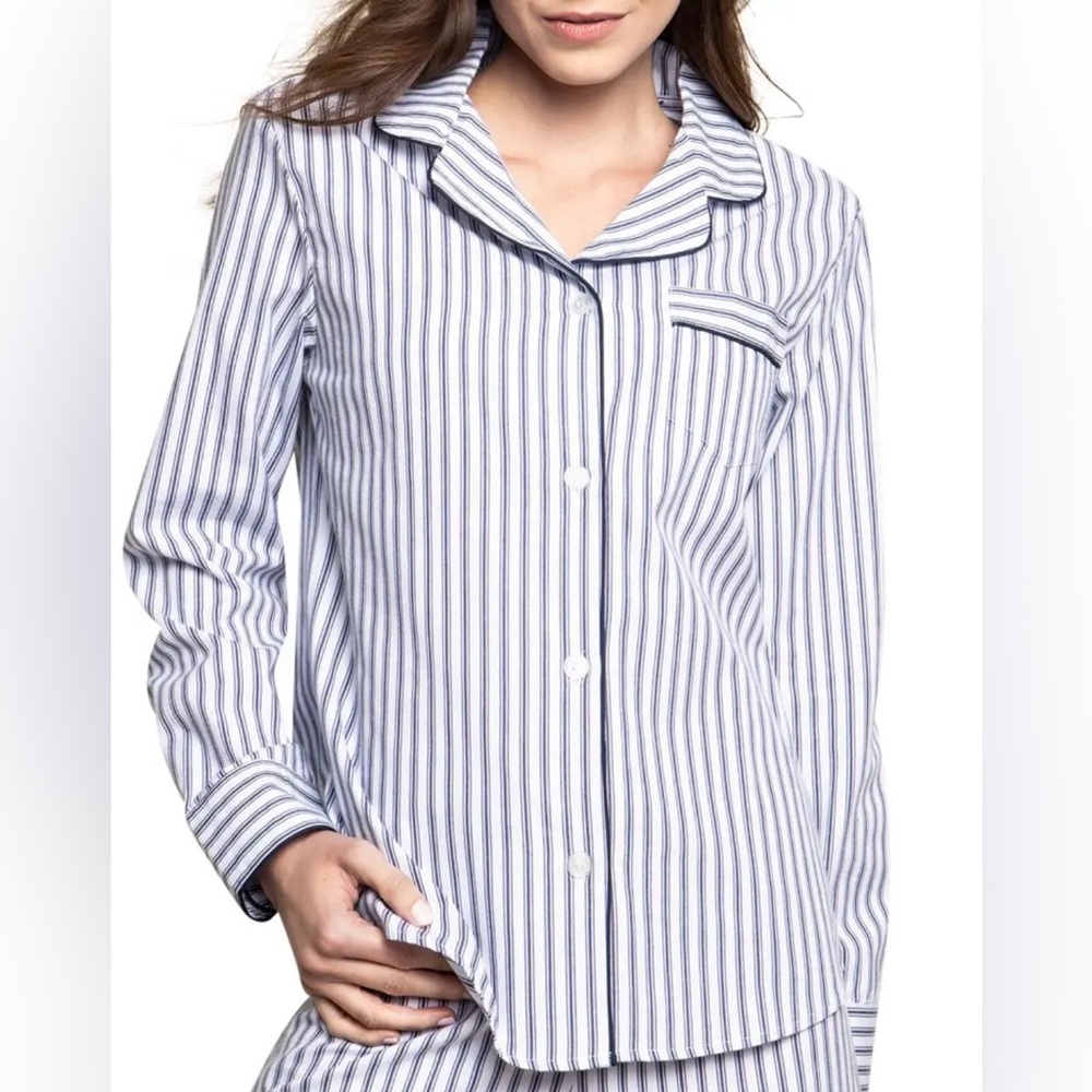 Petite Plume Women’s Navy Blue Pinstripe Long Sleeve Pajama Top. Size L
SKU 668
